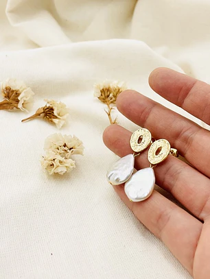 Aretes dorados con gotas de perla