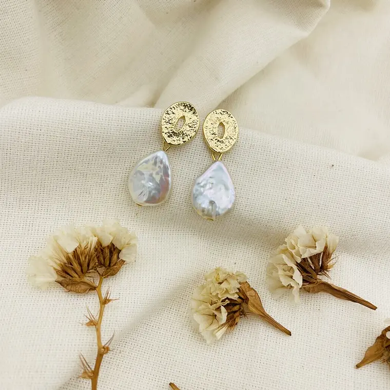 Aretes dorados con gotas de perla 3