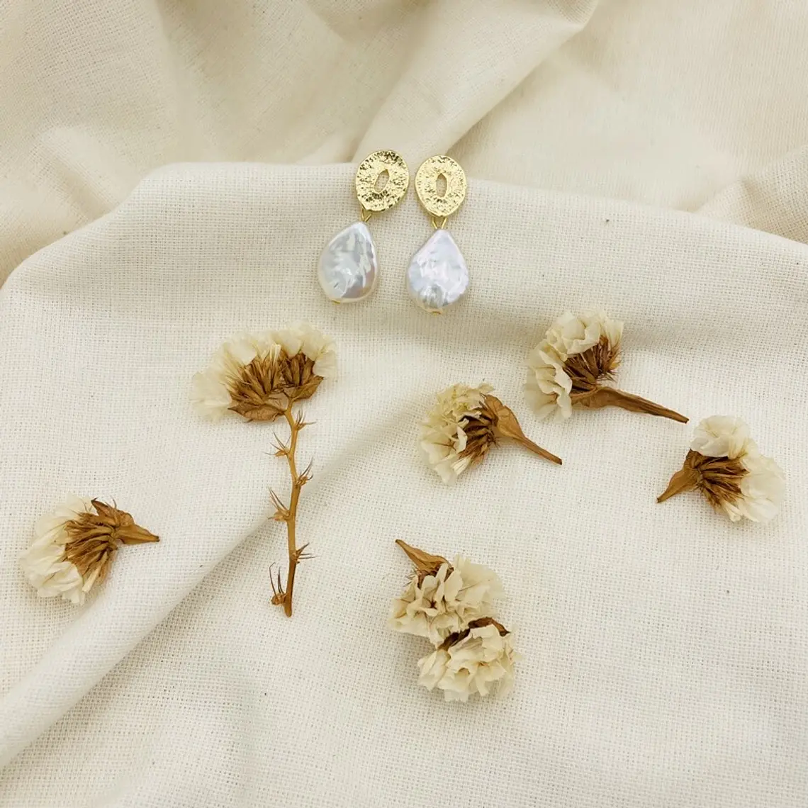 Aretes dorados con gotas de perla 4