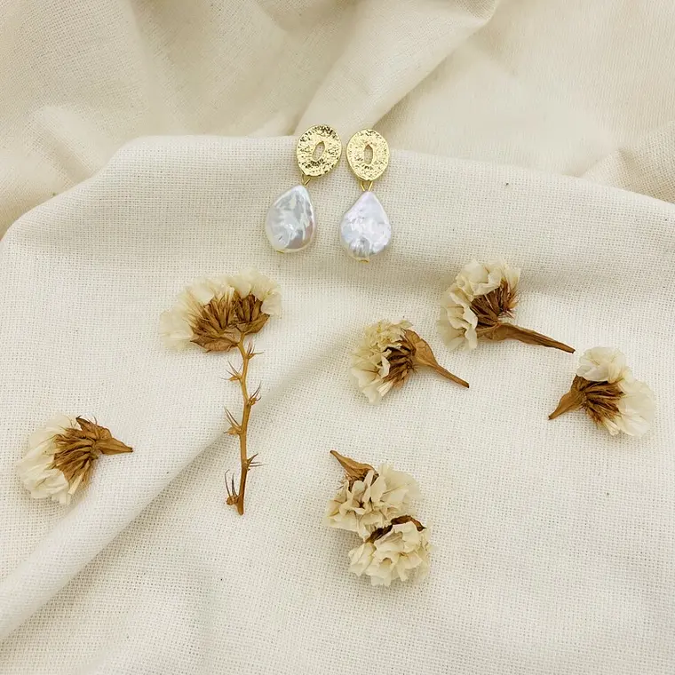 Aretes dorados con gotas de perla 4