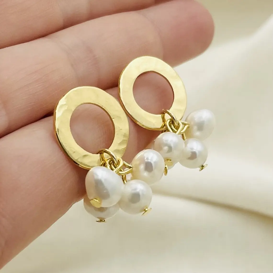 Aretes Dorados Con Racimo De Perlas 2