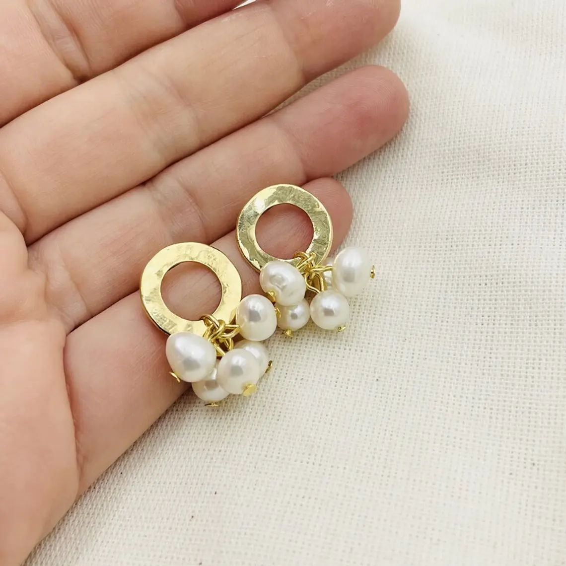 Aretes Dorados Con Racimo De Perlas 3