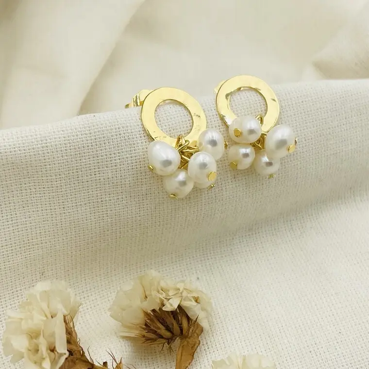 Aretes Dorados Con Racimo De Perlas 4