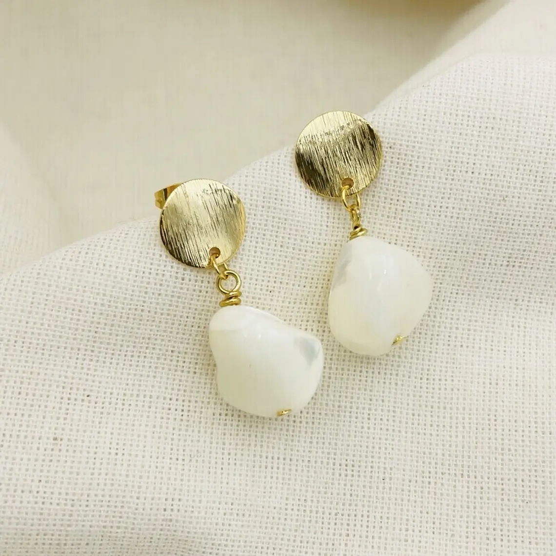 Aretes dorados con Nácar y resina 1