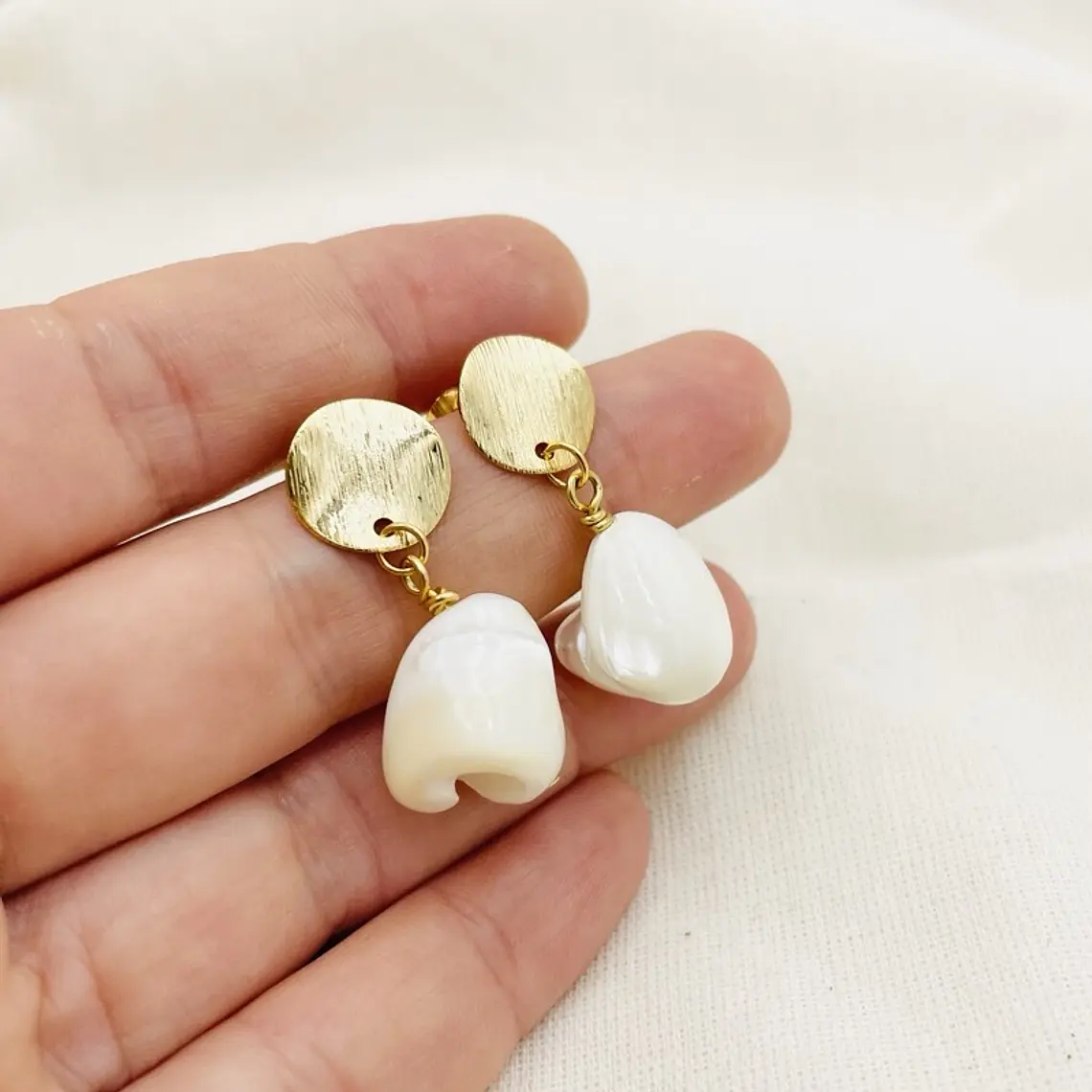 Aretes dorados con Nácar y resina 2