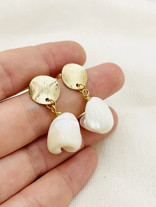 Aretes dorados con Nácar y resina