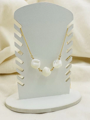 Collar dorado con figuras de nácar y resina
