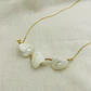Collar dorado con figuras de nácar y resina - Miniatura 3