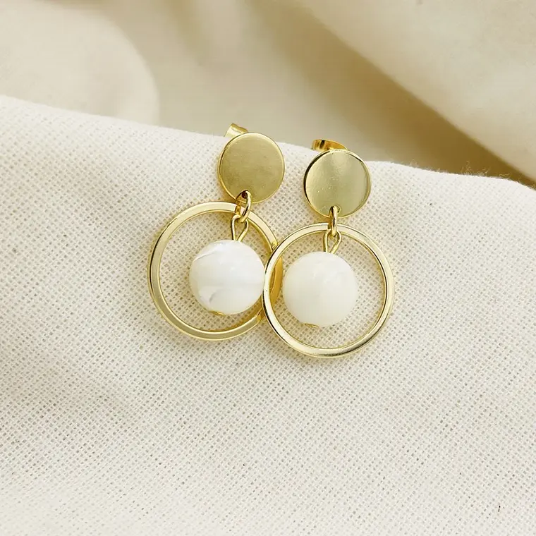 Aretes dorados con nacar y resina 1