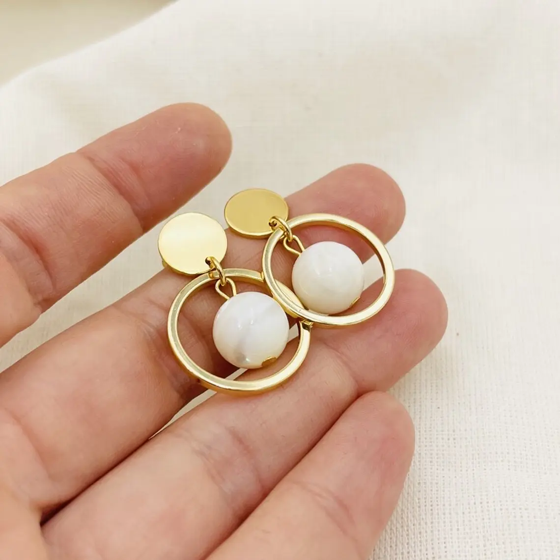 Aretes dorados con nacar y resina 2