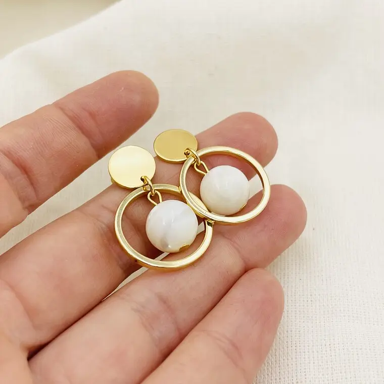 Aretes dorados con nacar y resina 2