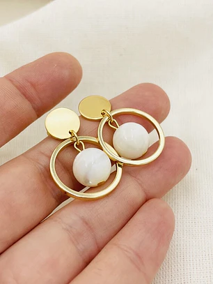 Aretes dorados con nacar y resina
