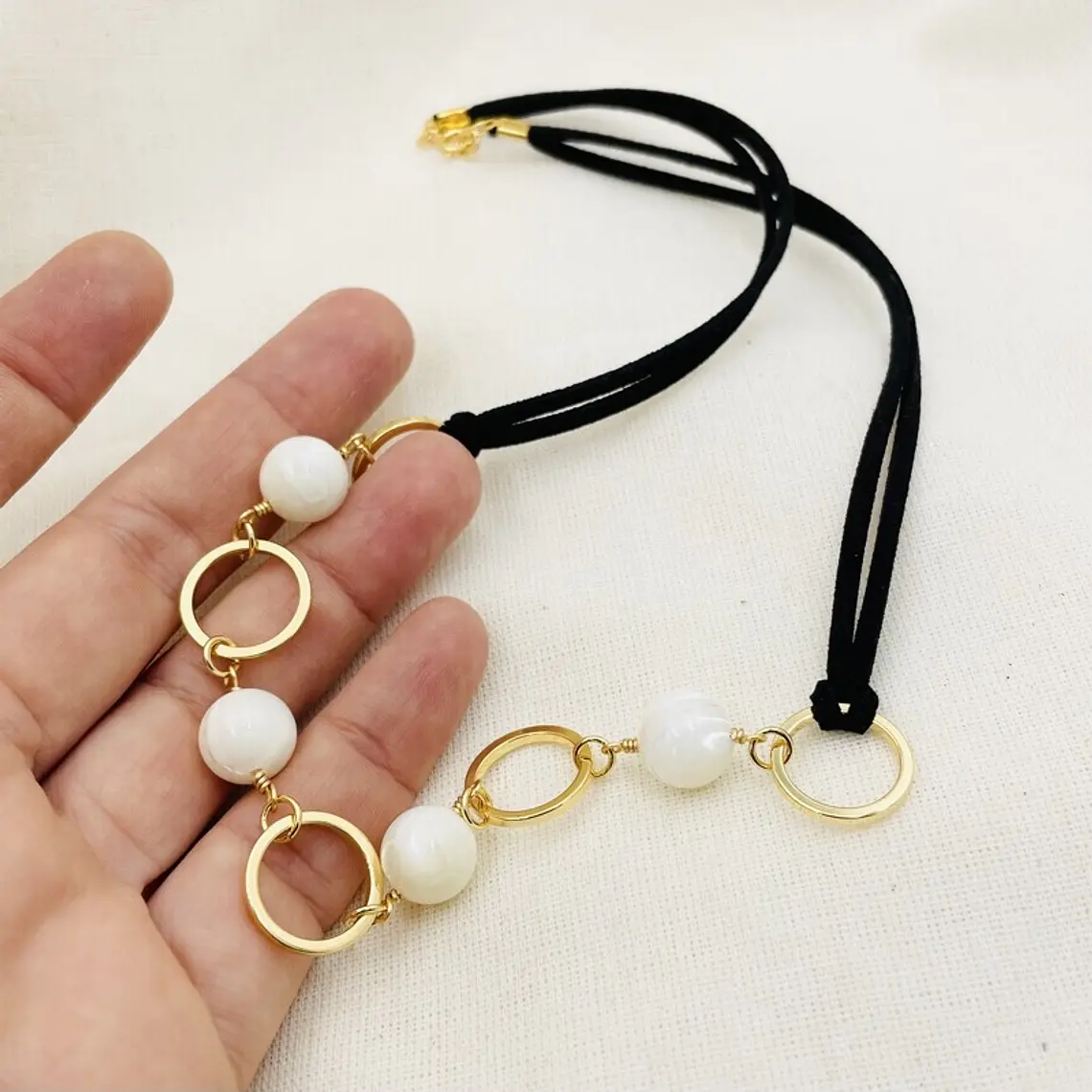 Collar gamuza con argollas y Nácar 1