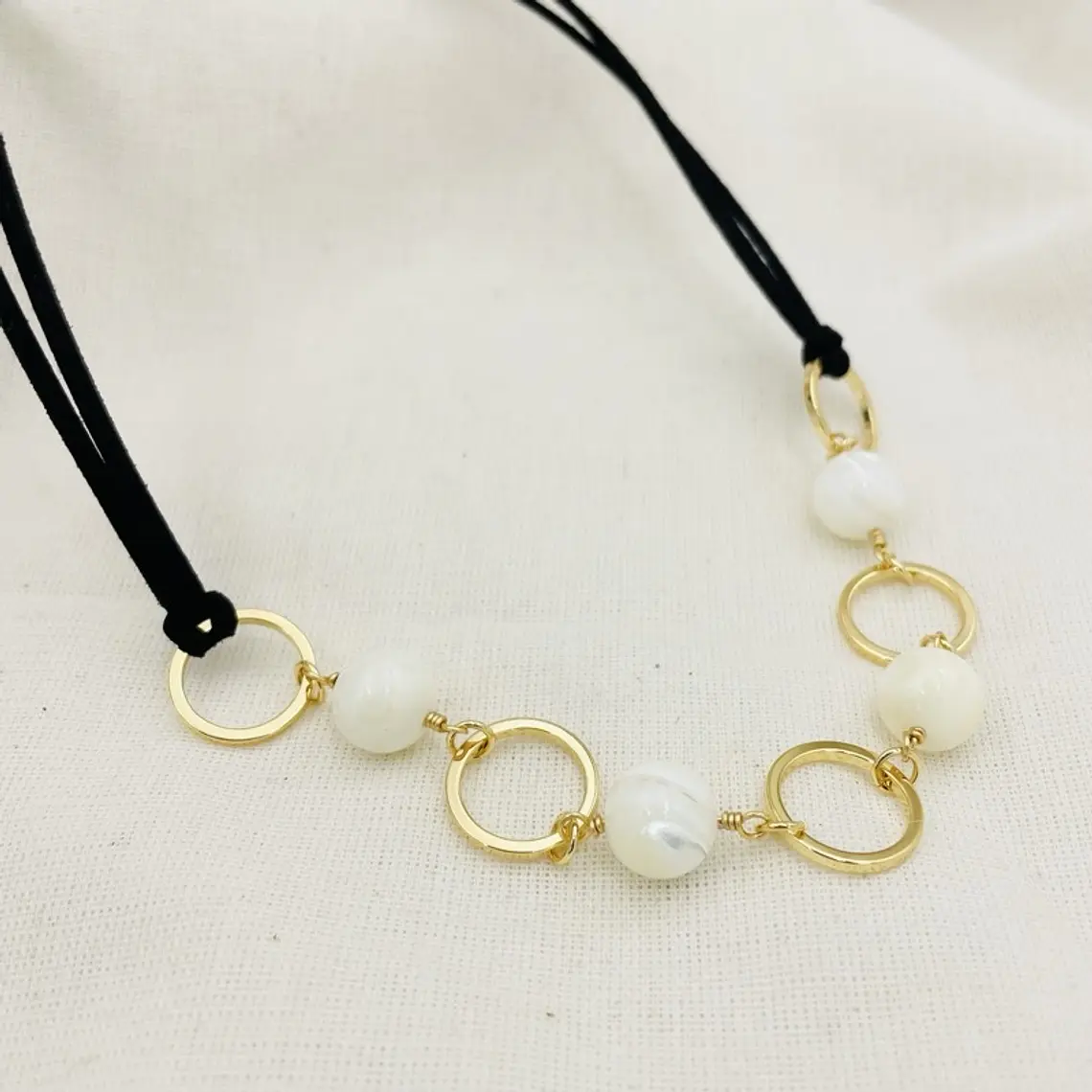 Collar gamuza con argollas y Nácar 2