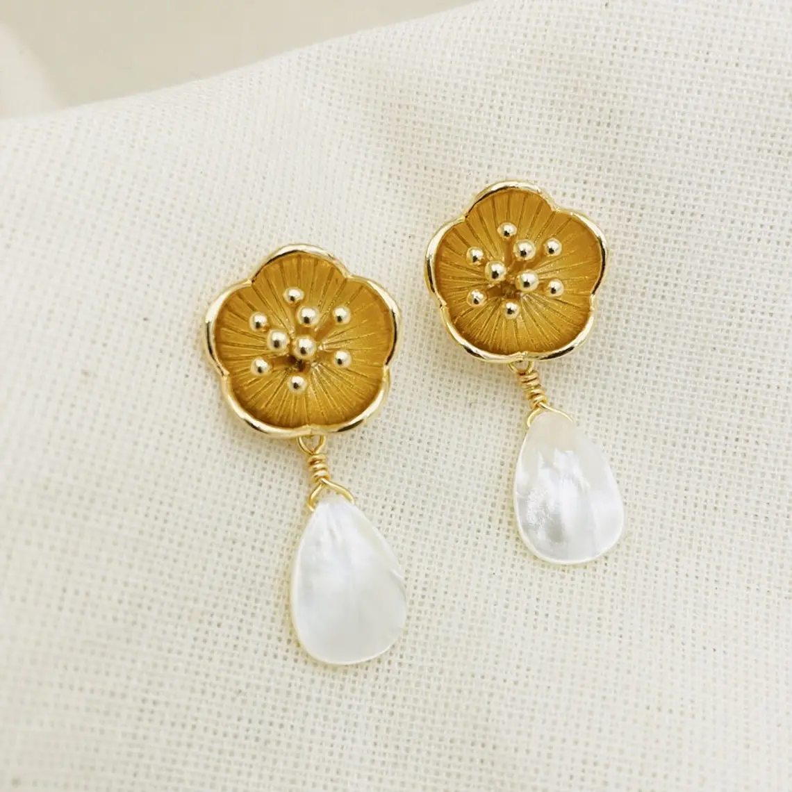 Aretes flor dorada y gota de Nácar 1