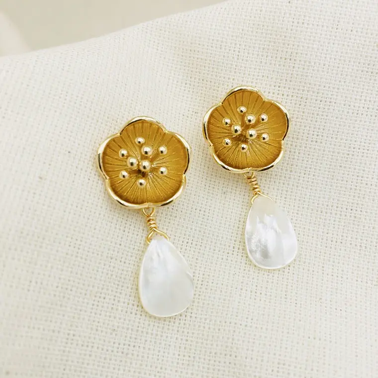 Aretes flor dorada y gota de Nácar 1