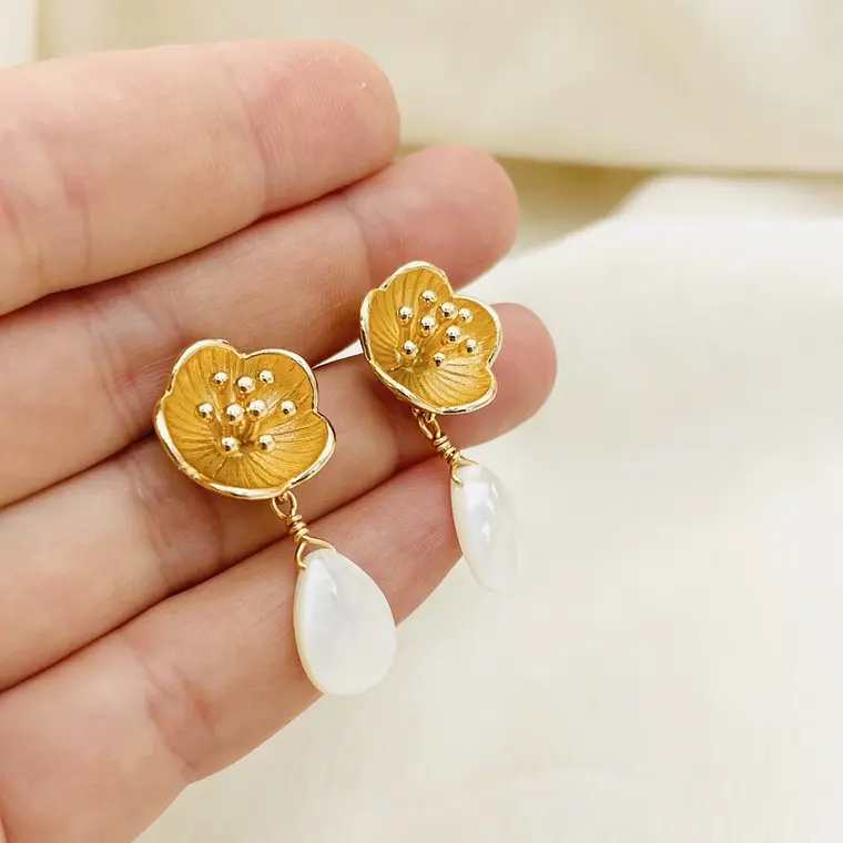 Aretes flor dorada y gota de Nácar 2