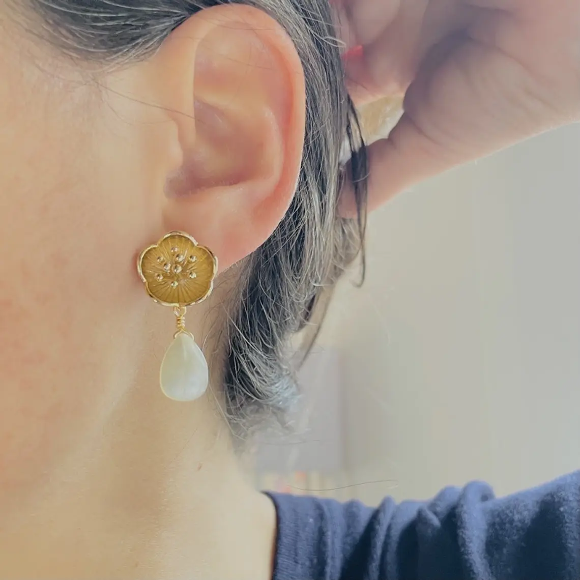 Aretes flor dorada y gota de Nácar 3