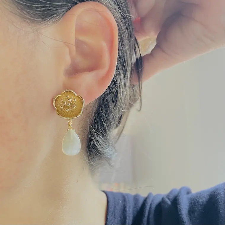 Aretes flor dorada y gota de Nácar 3