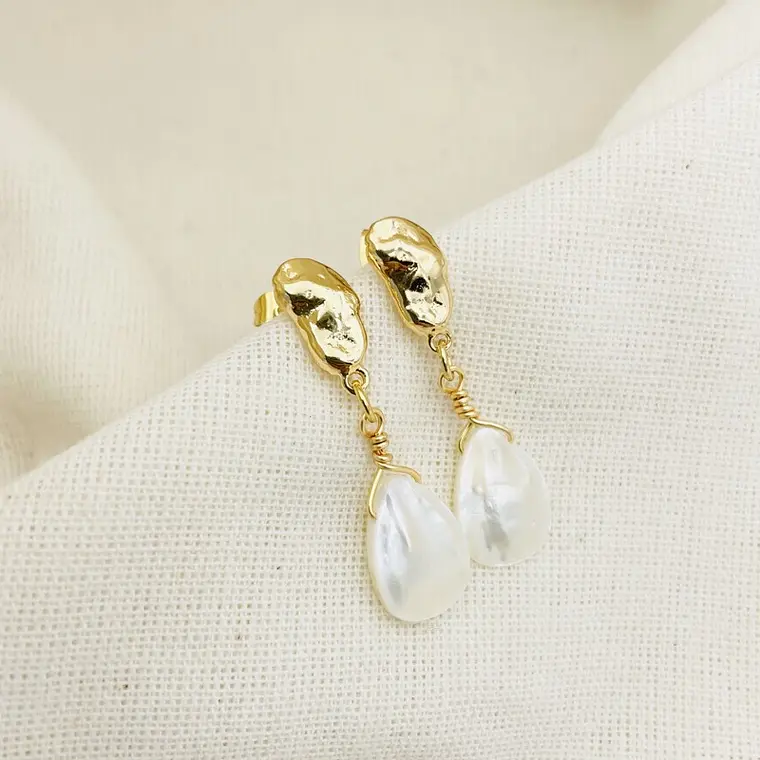 Aretes dorados con gota de Nácar natural 1
