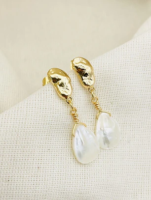 Aretes dorados con gota de Nácar natural