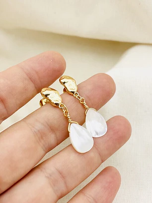 Aretes dorados con gota de Nácar natural