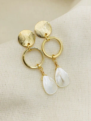 Aretes Dorados Largos Con Nácar Natural
