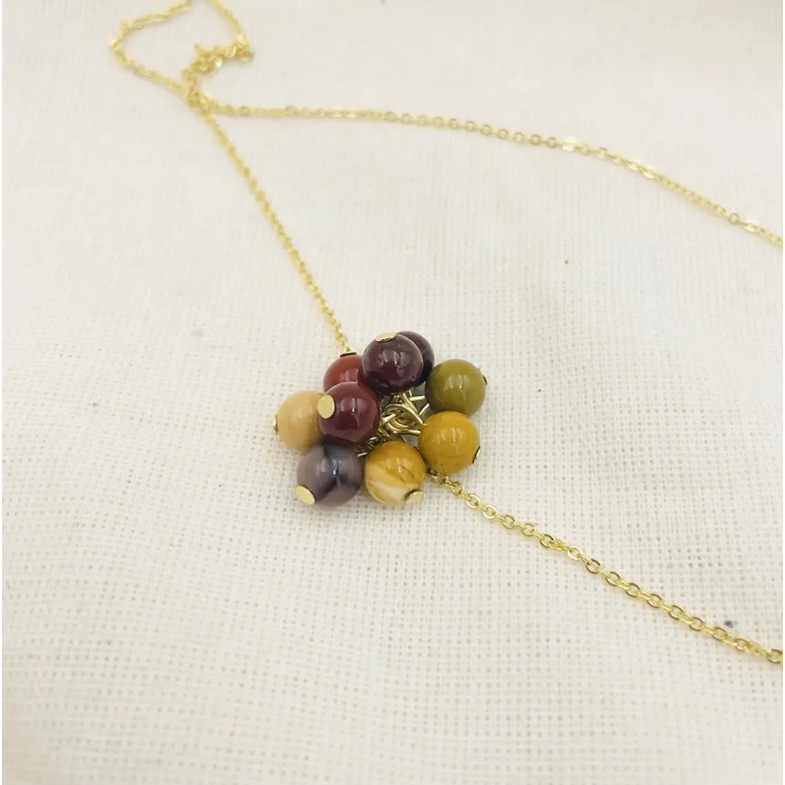 Collar dorado y racimo de piedras Mookaita 3