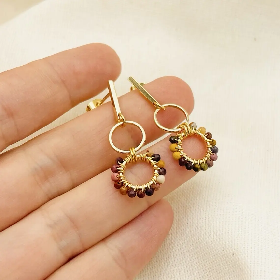 Aretes dorados ¨Camelia¨ tonos tierra 1