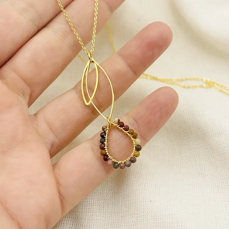 Collar dorado con gota de piedras 1