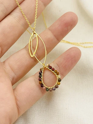 Collar dorado con gota de piedras