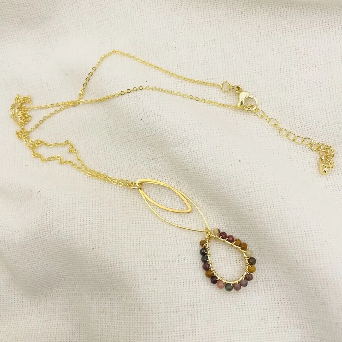 Collar dorado con gota de piedras 2