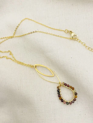 Collar dorado con gota de piedras