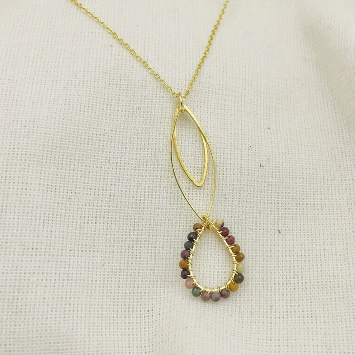 Collar dorado con gota de piedras 3