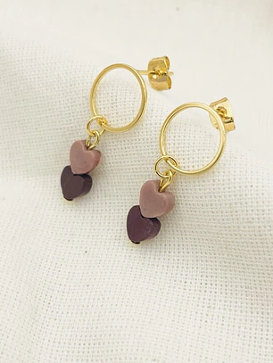 Aretes dorados con corazones de piedra