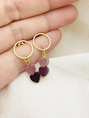 Aretes dorados con corazones de piedra