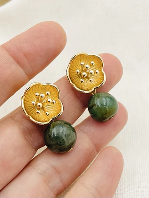 Aretes flores doradas con piedra natural