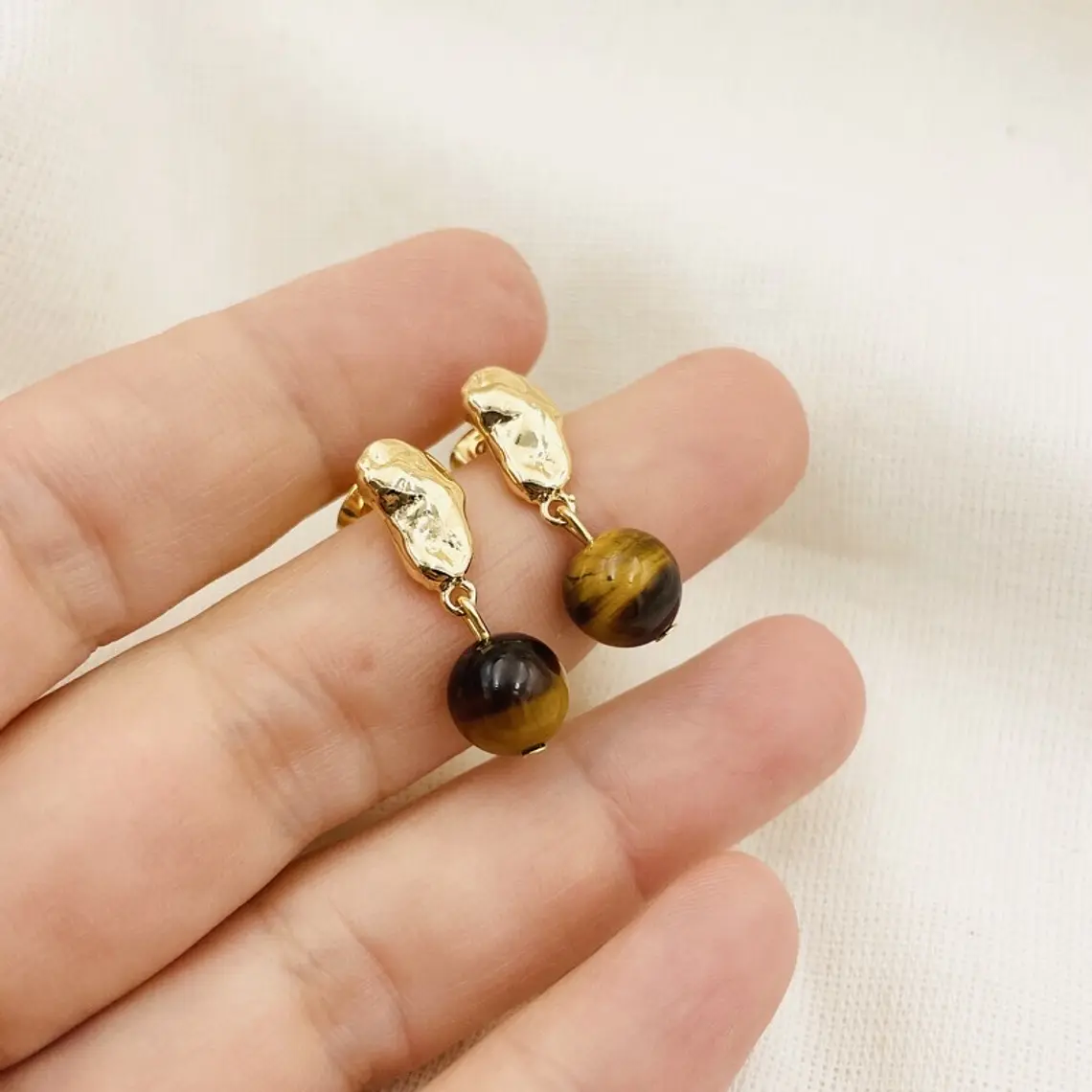 Aretes dorados con piedra Ojo de tigre 2
