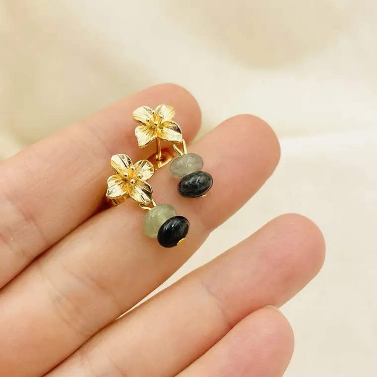 Aretes flor dorada con piedras verdes 1