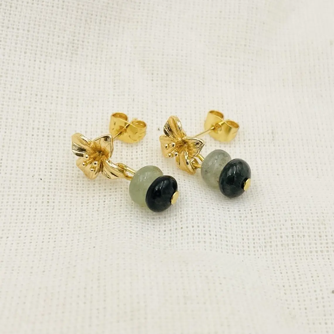 Aretes flor dorada con piedras verdes 2