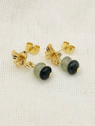 Aretes flor dorada con piedras verdes