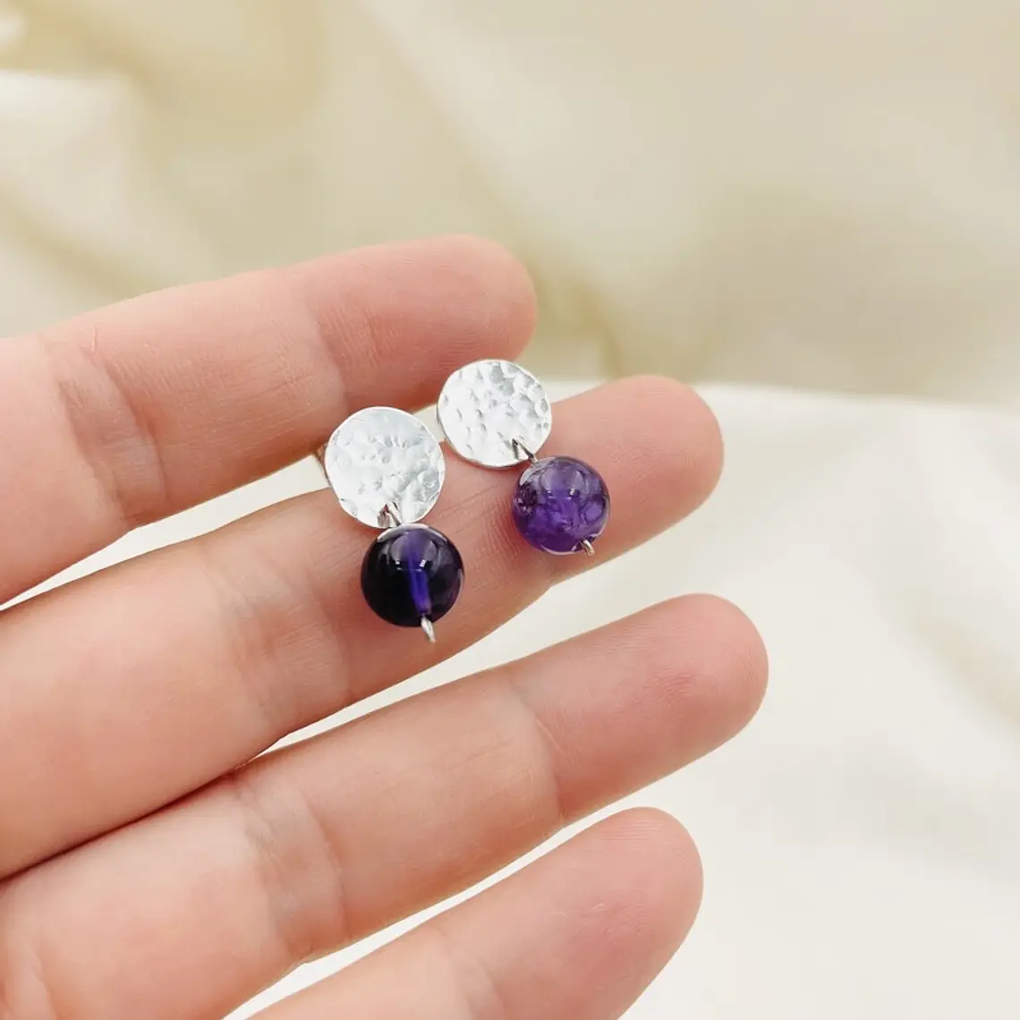 Aretes de plata martillada y piedra Amatista 1