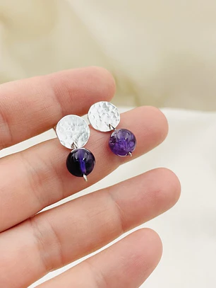 Aretes de plata martillada y piedra Amatista