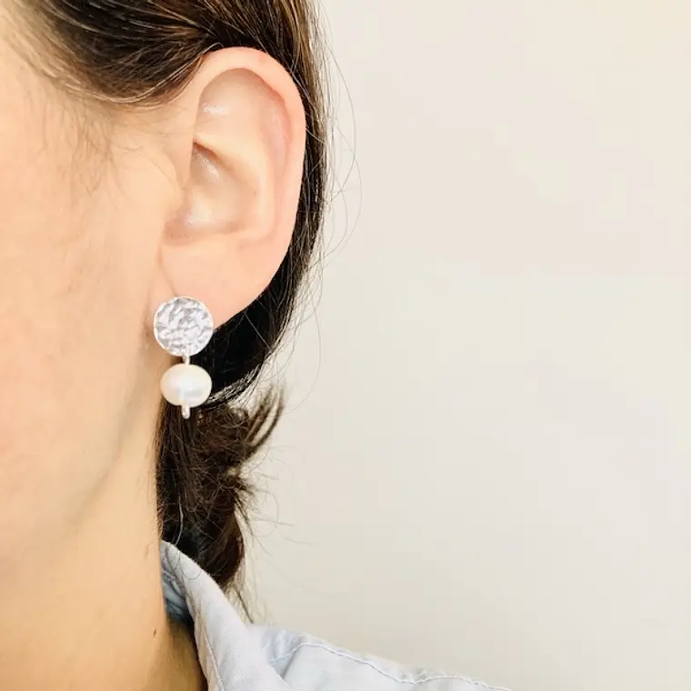 Aretes de plata martillada con perlas 2
