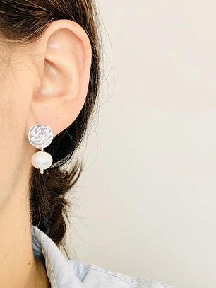 Aretes de plata martillada con perlas