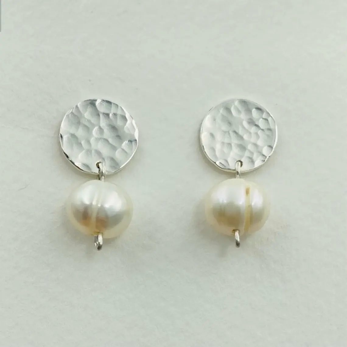 Aretes de plata martillada con perlas 3