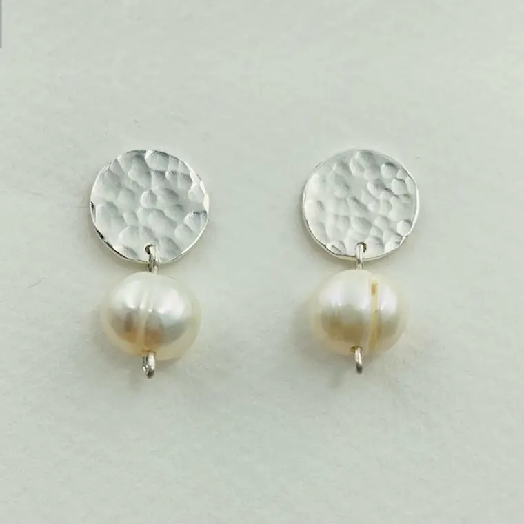 Aretes de plata martillada con perlas 3