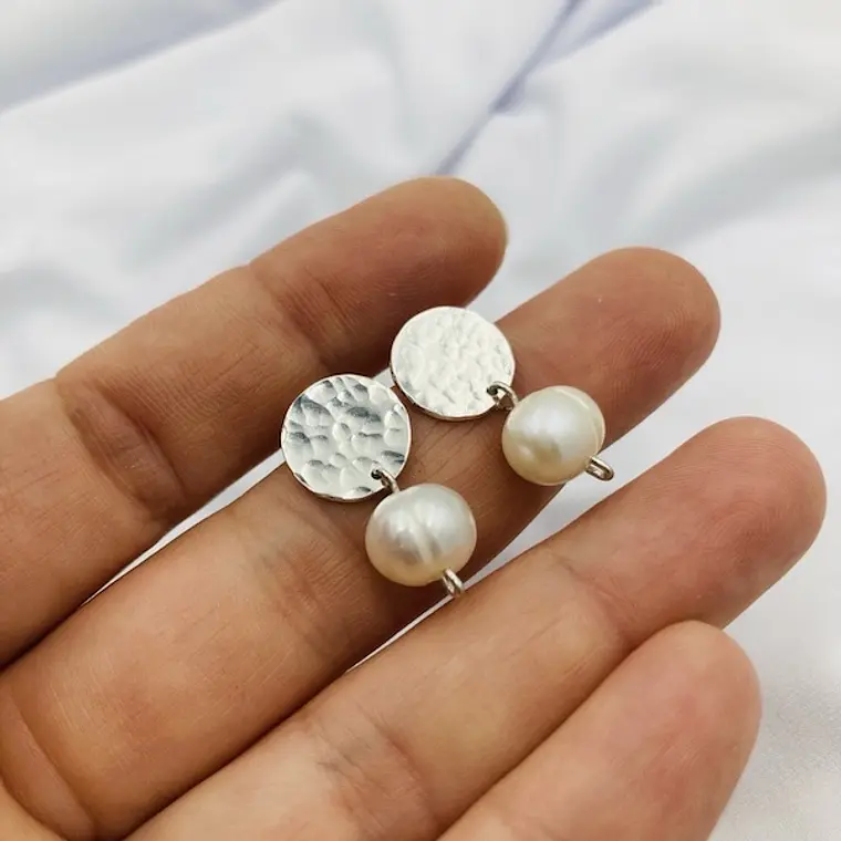 Aretes de plata martillada con perlas 1