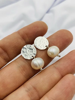 Aretes de plata martillada con perlas