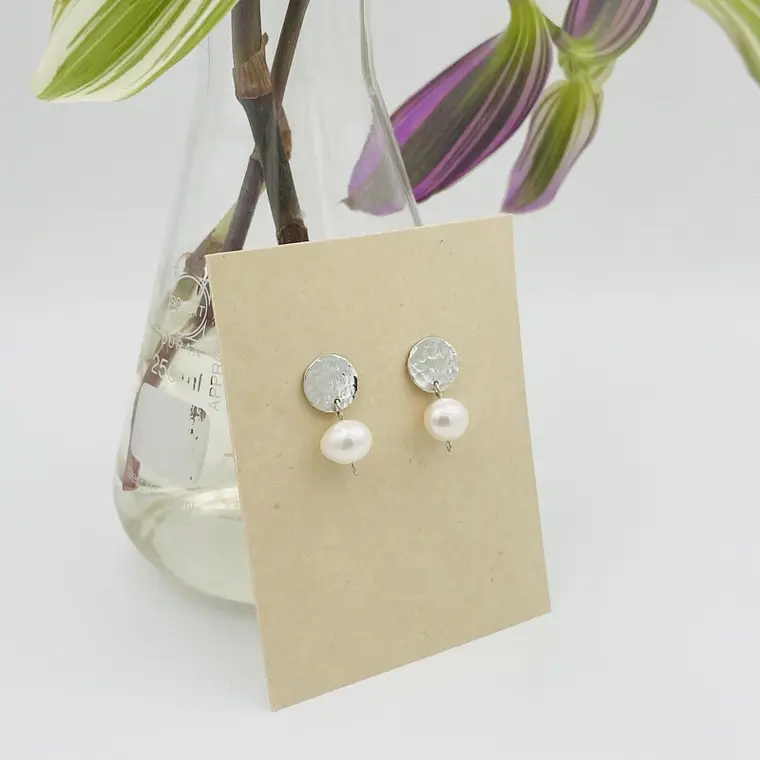 Aretes de plata martillada con perlas 4